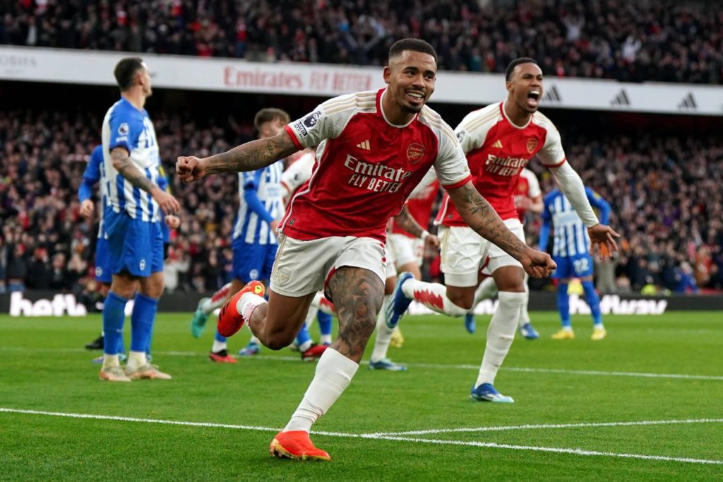 Arsenal vence Brighton e é líder à condição da Premier League