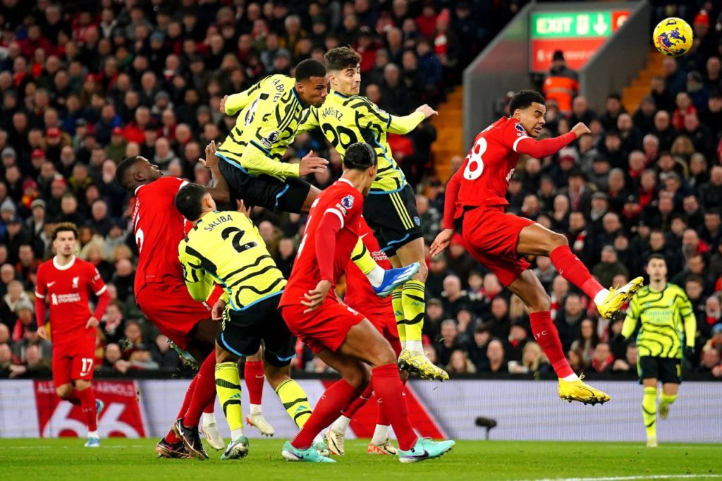 Zagueiro Gabriel Magalhães marcando o gol do Arsenal no empate com o Liverpool