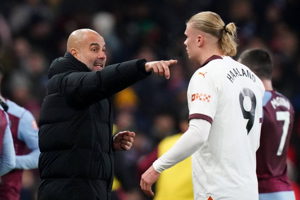 Pep Guardiola orientando Erling Haaland em jogo do Manchester City