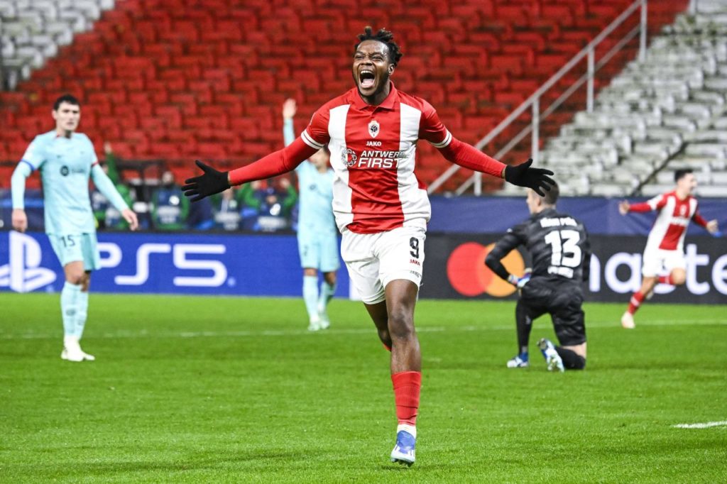 Ilenikhena comemorando o gol da vitória do Royal Antwerp em cima do Barcelona pela Champions League