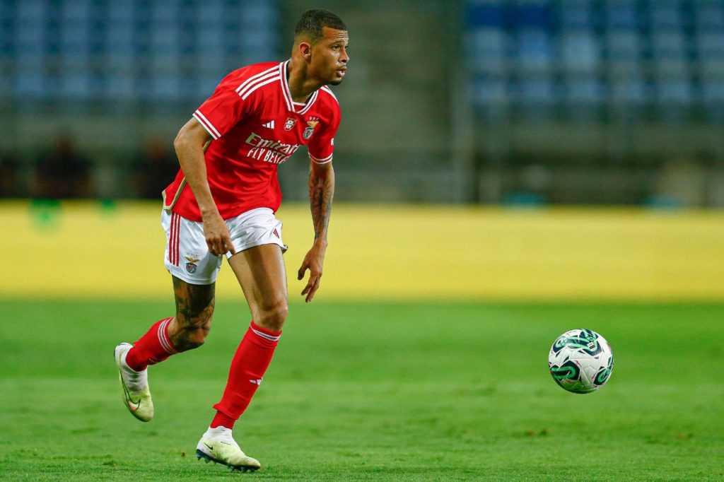 Zagueiro João Victor em ação pelo Benfica