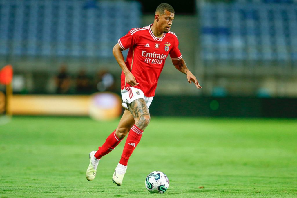 Zagueiro João Victor, que interessa ao Botafogo, jogando pelo Benfica