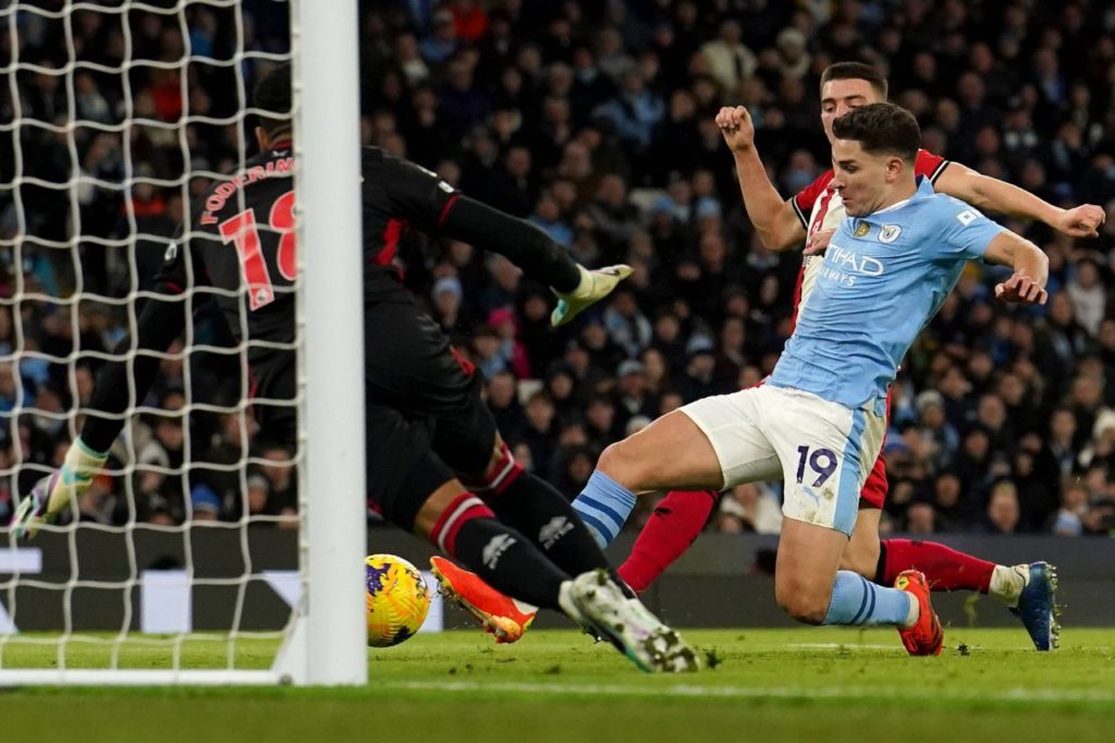 Atacante Julián Álvarez marcando o segundo gol do Manchester City na vitória sobre o Sheffield United pela Premier League