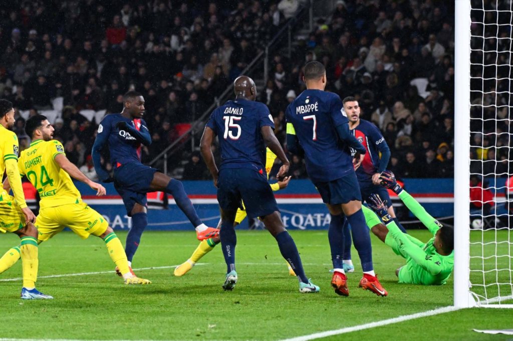 Kolo Muani marcando o gol da vitória do Paris Saint-Germain sobre o Nantes