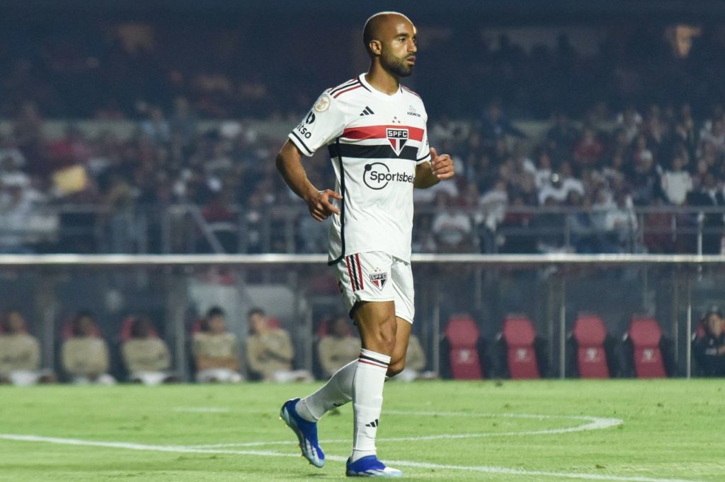 Meia Lucas Moura jogando pelo São Paulo no Brasileirão