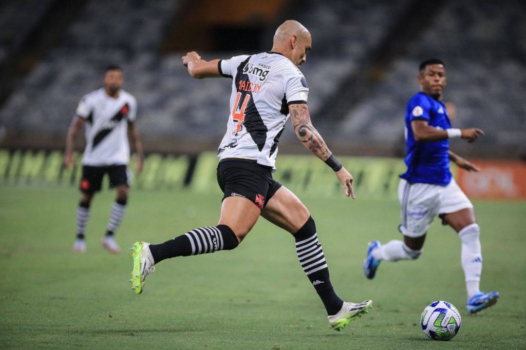 Zagueiro Maicon jogando pelo Vasco no Brasileirão