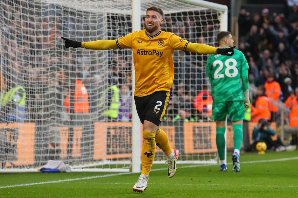 Lateral Doherty comemorando gol do Wolverhampton na vitória sobre o Chelsea pela Premier League