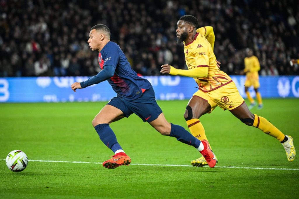 Atacante Mbappé jogando pelo PSG no Campeonato Francês