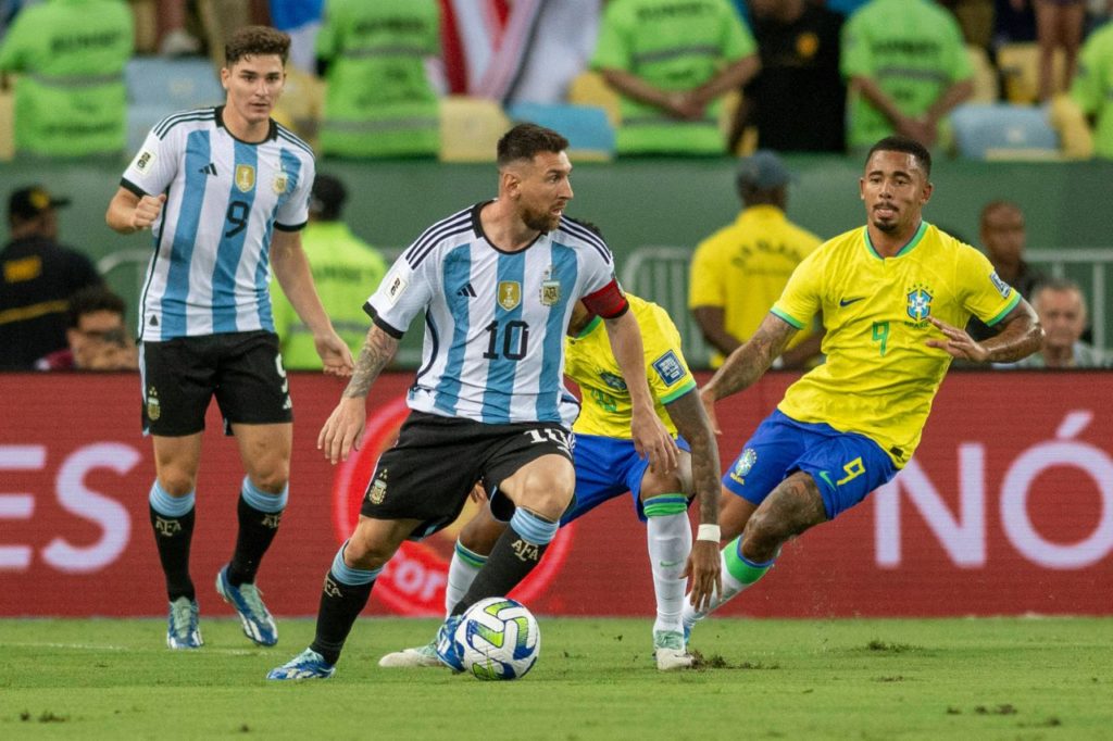 Argentina de Messi lidera o ranking da Fifa, enquanto o Brasil de Gabriel Jesus termina 2023 em quinto