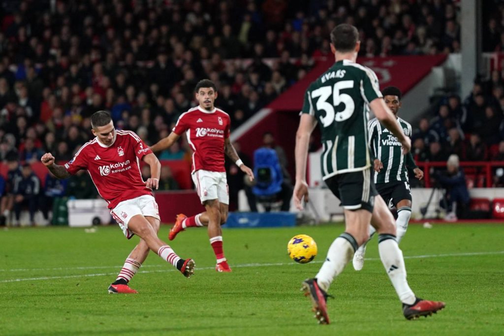 O meia Nicolás Domínguez marca o primeiro gol para o Nottingham Forest em cima do Manchester United