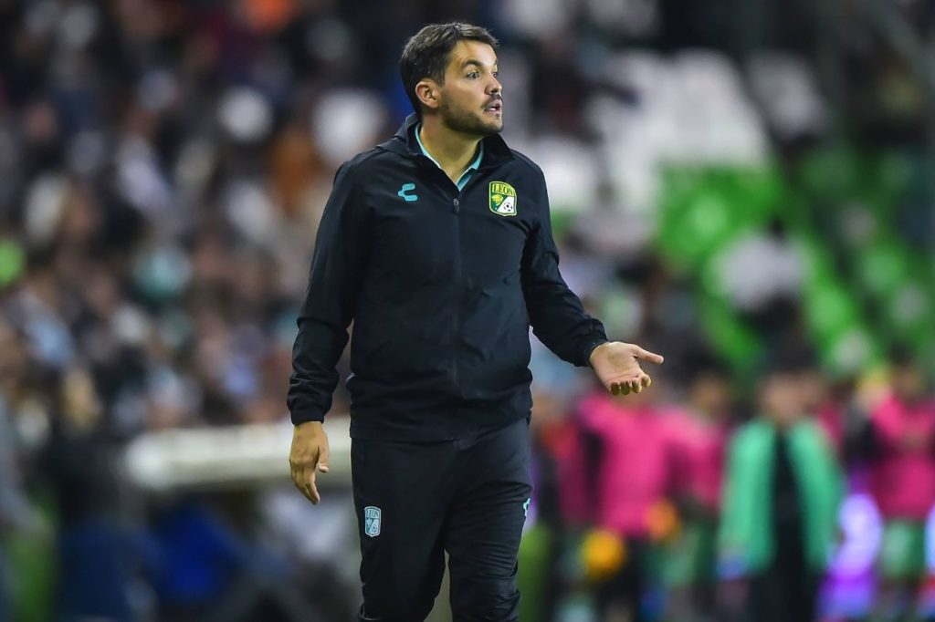 O técnico Nicolás Larcamón quando estava no comando do León, do México