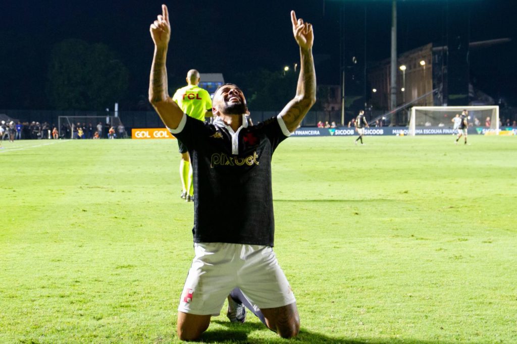 Paulinho comemorando gol do Vasco na vitória em cima do RB Bragantino pelo Brasileirão