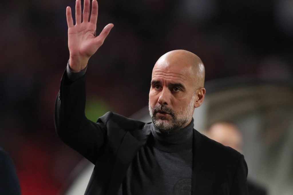 Técnico Pep Guardiola do Manchester City no jogo contra o Estrela Vermelha