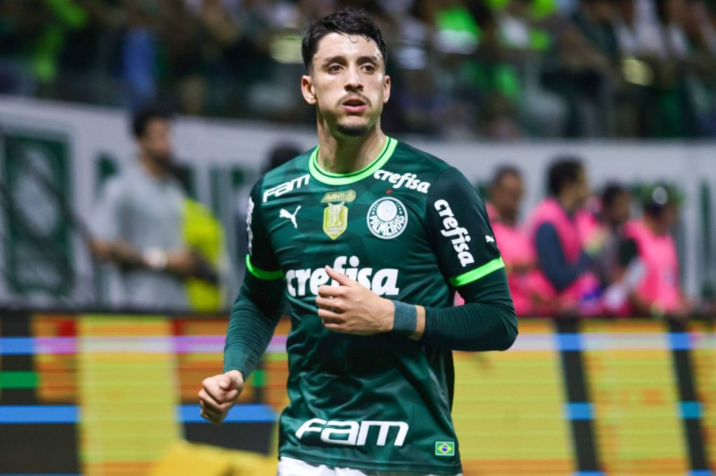 Lateral-esquerdo Piquerez jogando pelo Palmeiras no Brasileirão