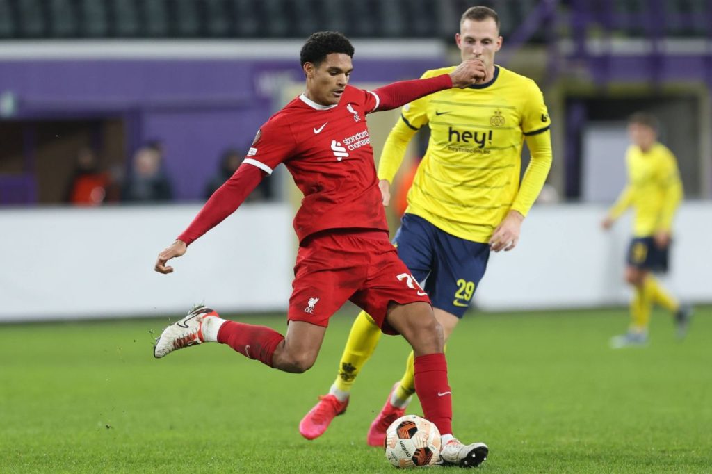 Defensor Jarell Quansah jogando pelo Liverpool na derrota para o Union Saint-Gilloise pela Liga Europa