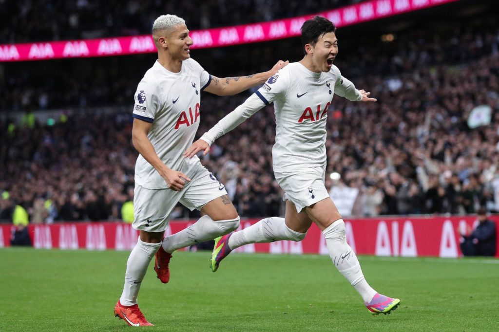 Richarlison comemorando com Son Heung-Min na vitória do Tottenham