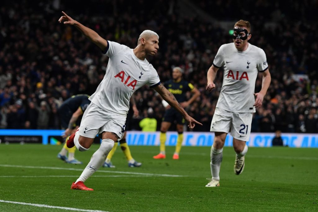 Atacante Richarlison comemorando gol pelo Tottenham na goleada em cima do Newcastle pela Premier League