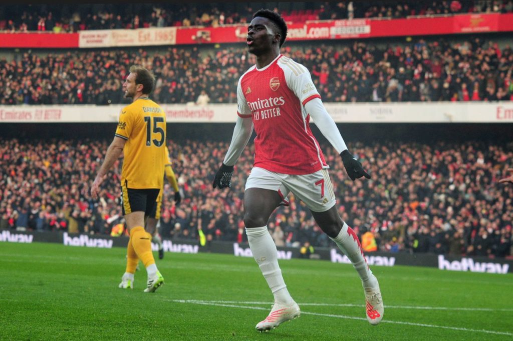 Atacante Saka comemora gol do Arsenal na vitória em cima do Wolverhampton