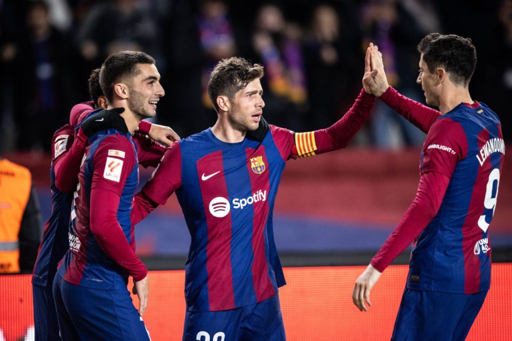 Sergi Roberto comemora gol pelo Barcelona no jogo contra o Almería pelo Campeonato Espanhol