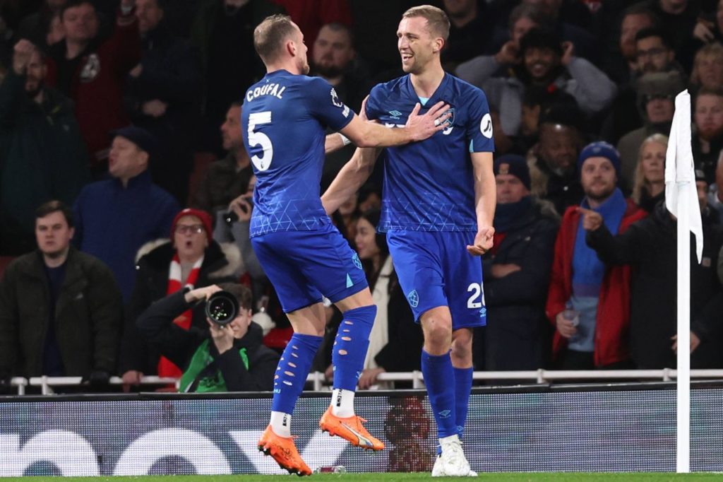 Meio-campista Soucek comemora gol do West Ham na vitória sobre o Arsenal