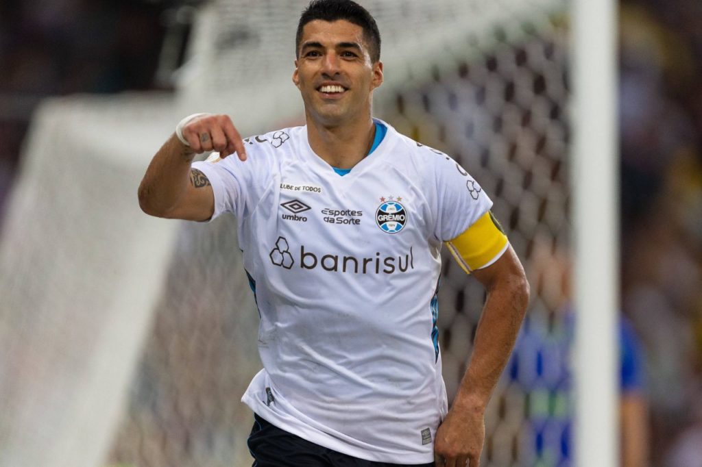 Luis Suárez comemorando gol do Grêmio na vitória em cima do Fluminense no Maracanã