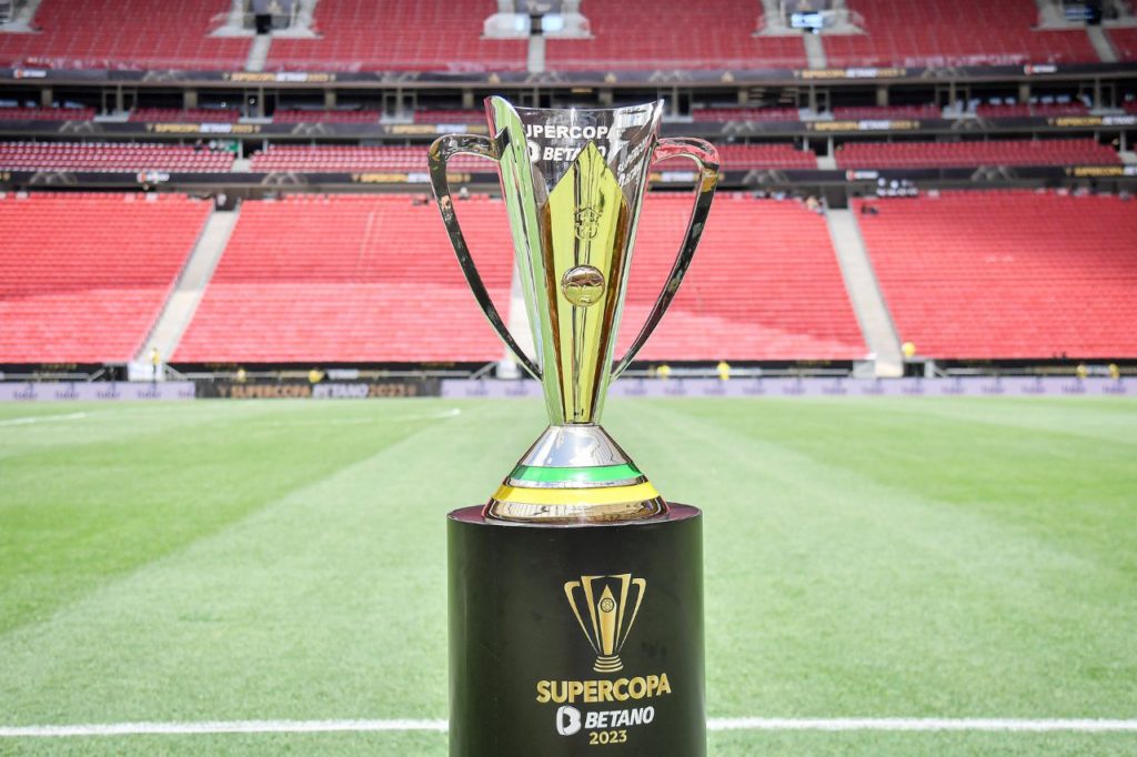 Troféu da Supercopa do Brasil no gramado