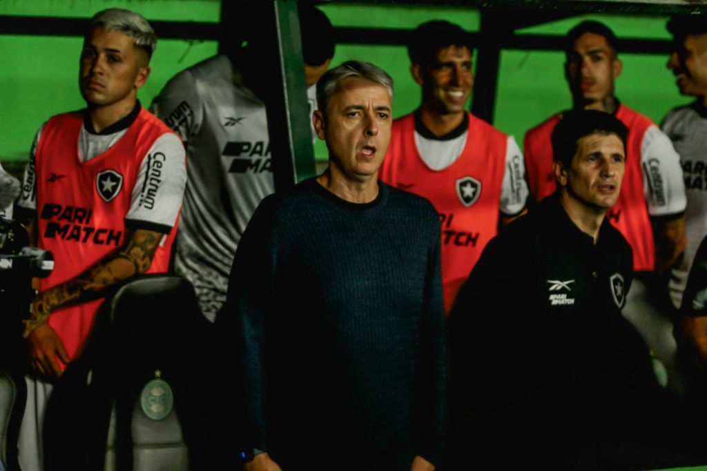 Técnico Tiago Nunes no comando do Botafogo pelo Brasileirão
