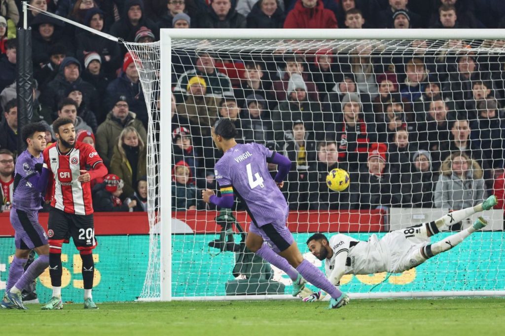 Van Dijk marcando um dos gols do Liverpool em cima do Sheffield United