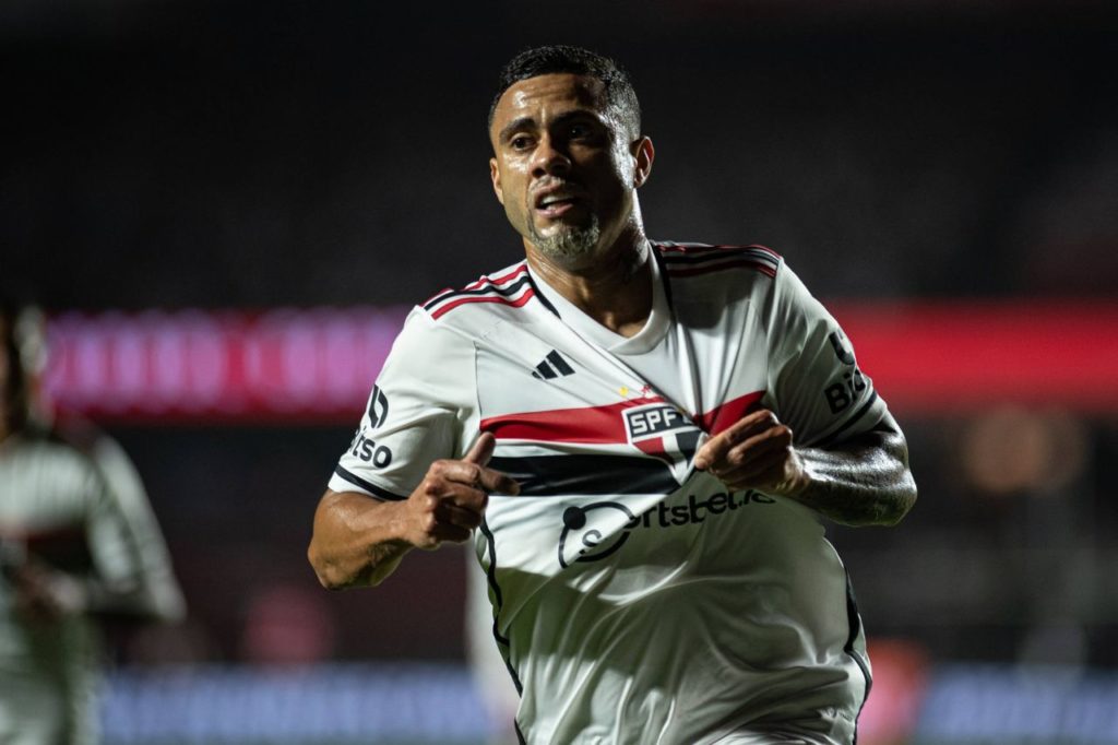 Meia Wellington Rato comemorando gol pelo São Paulo