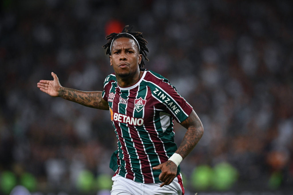 Abel Hernández vestindo a camisa do Fluminense e comemorando um gol pelo clube.