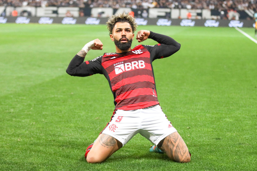 Gabigol, atacante do Flamengo, comemorando gol contra o Corinthians na Libertadores de 2022.