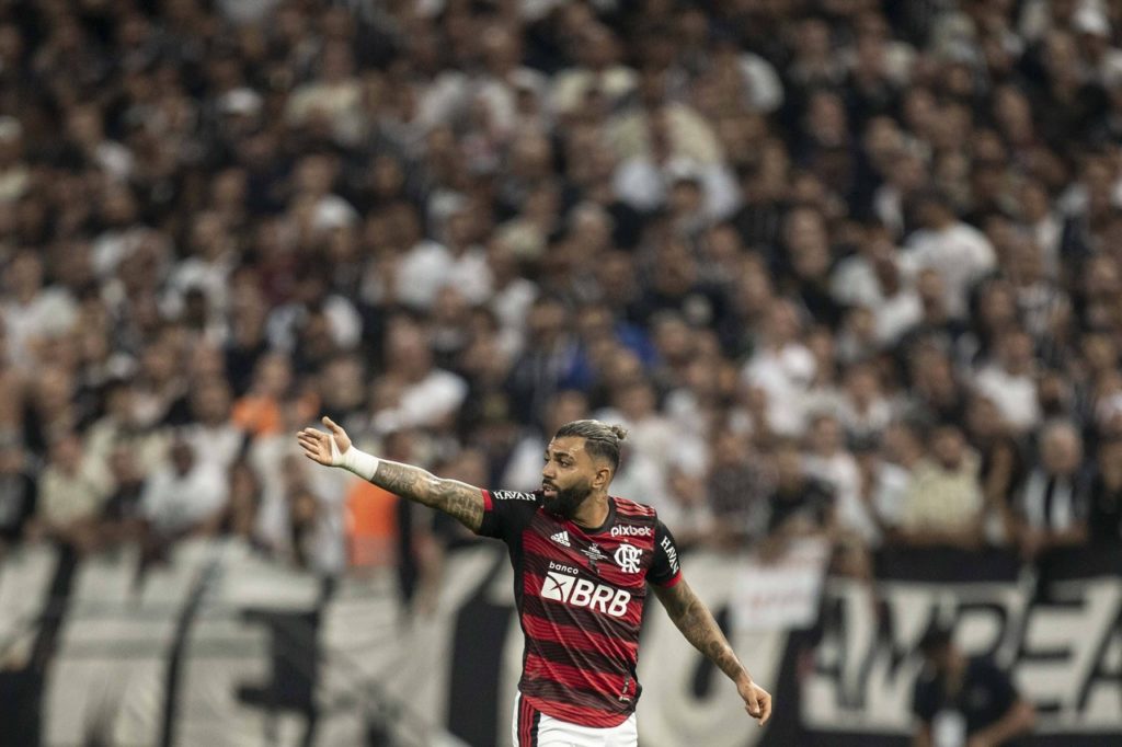 Gabigol, atacante do Flamengo, orienta seus companheiros durante um jogo do time.