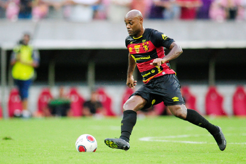 Vagner Love vestindo a camisa do Sport em uma partida do clube.