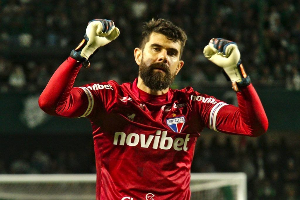 Fernando Miguel com a camisa do Fortaleza durante um dos jogos em que esteve em campo com o time.