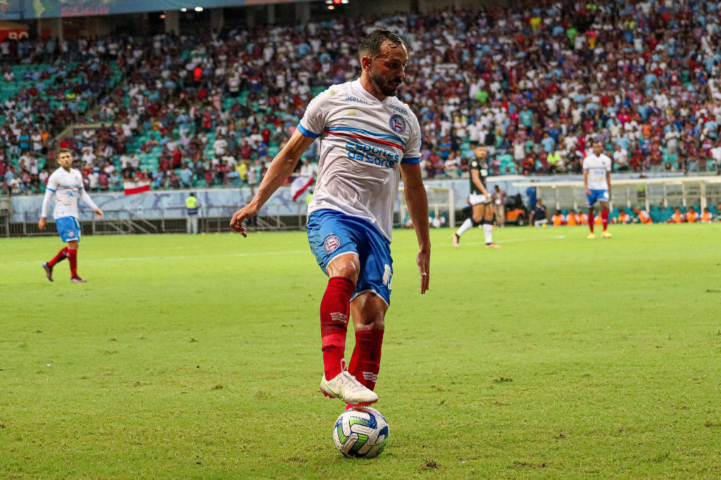 Yago, Felipe, volante do Bahia, com a bola dominada em uma partida do clube.