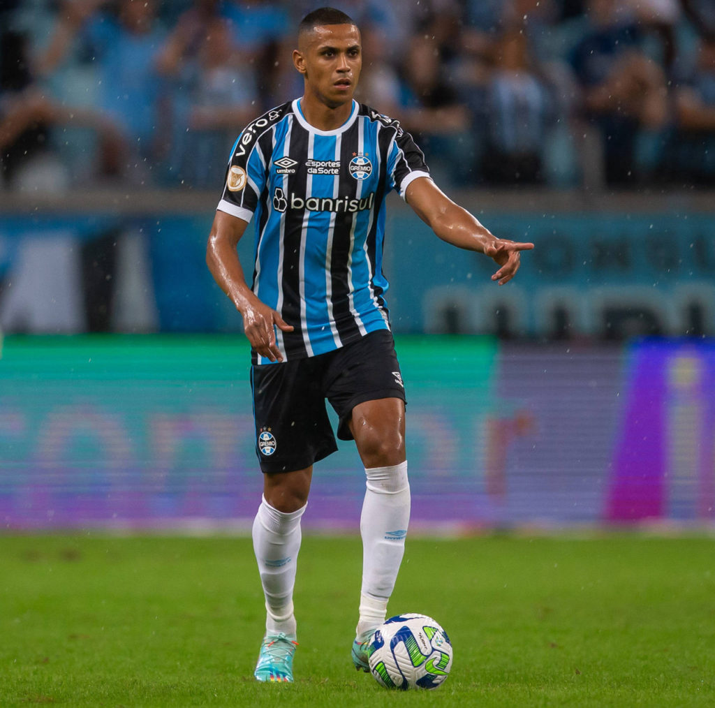 Bruno Alves, do Grêmio, domina a bola e orienta um companheiro durante um jogo do time.