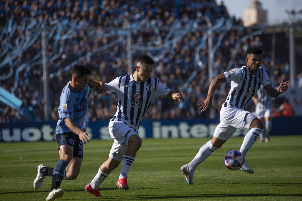 Rodrigo Garro, do Talleres, disputa a bola com um adversário durante um jogo do time.