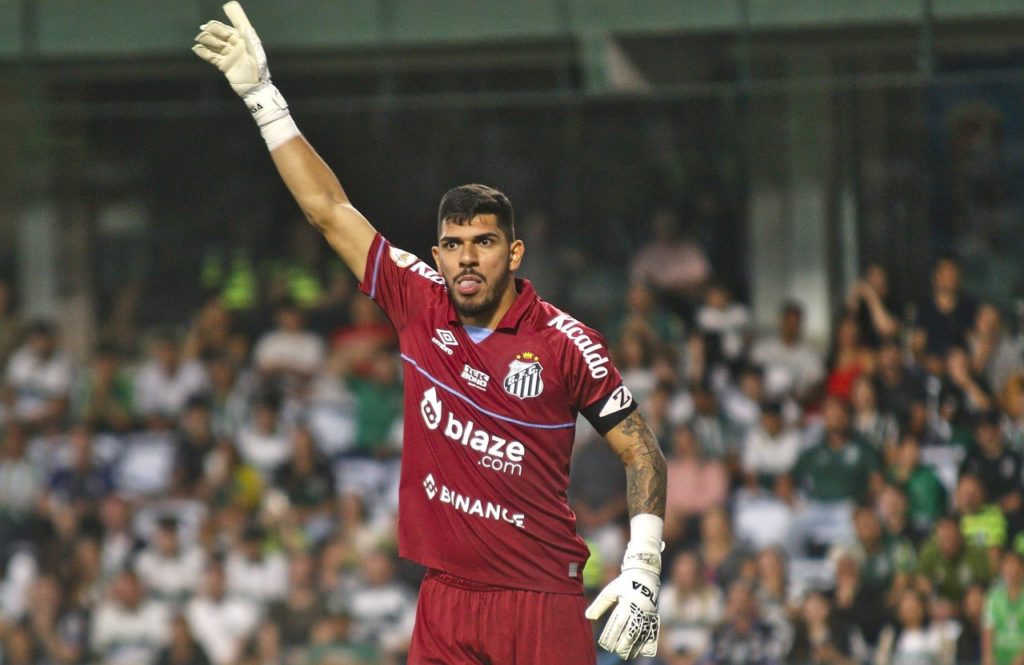 João Paulo, goleiro do Santos, orienta o time durante uma Paulista do Campeonato Paulista.