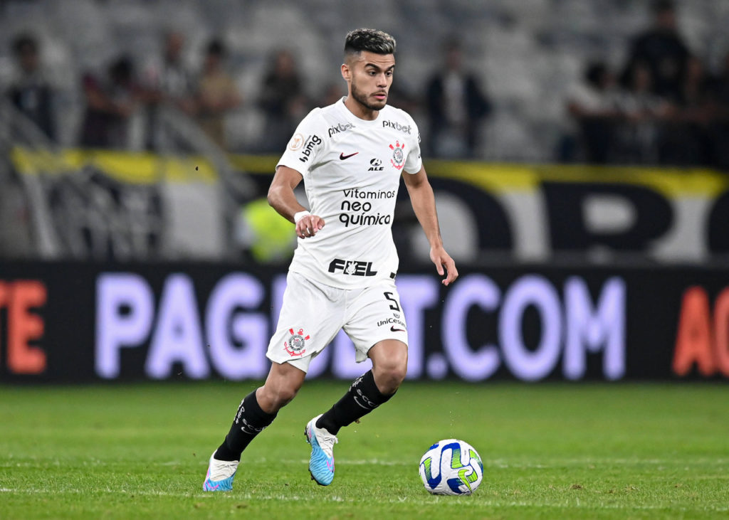 Fausto Vera, meia do Corinthians, com a bola dominada durante uma partida do time.