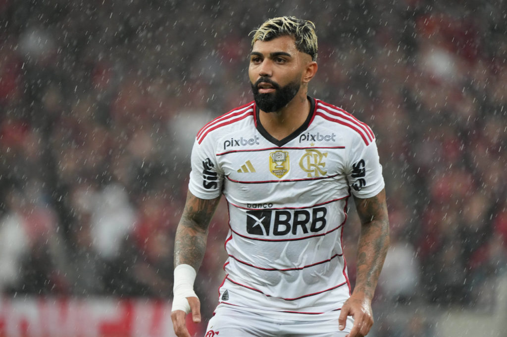 Gabigol, do Flamengo, observa o adversário durante uma partida do time contra o Athletico.