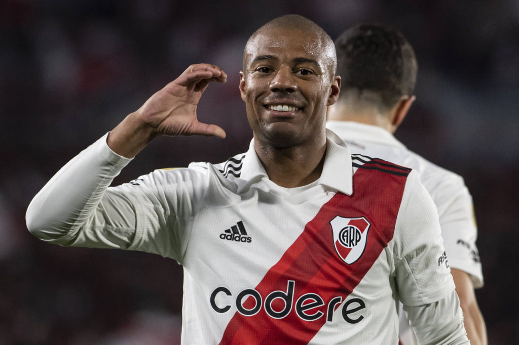 De La Cruz, do River Plate, faz a letra C com a mão direita em comemoração de um gol durante um jogo do time.