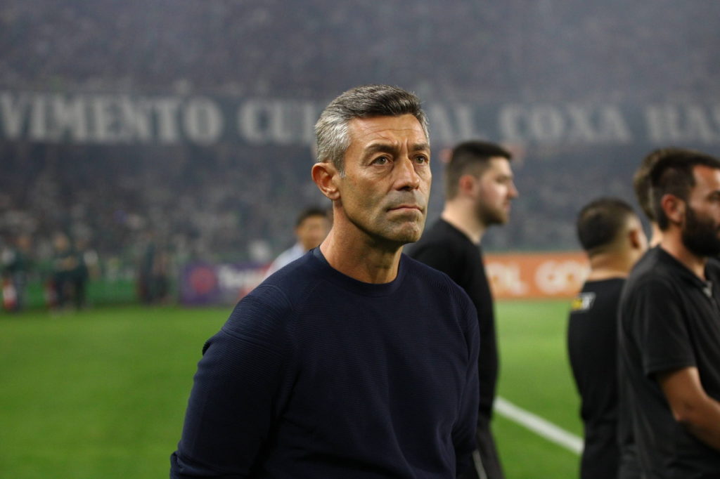 Pedro Caixinha, técnico do Bragantino, observa o time antes de uma partida pelo Campeonato Brasileiro.