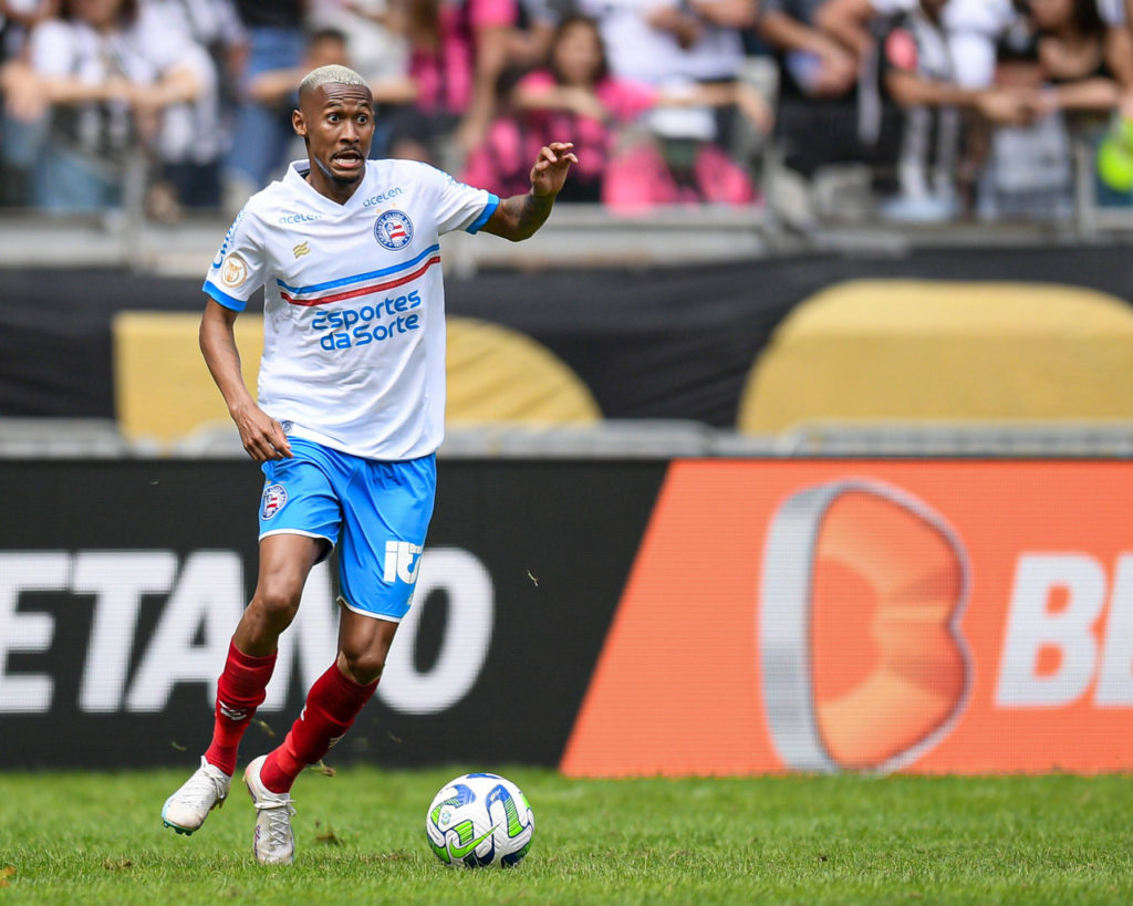 Ademir, atacante do Bahia, domina a bola durante uma partida de seu clube.