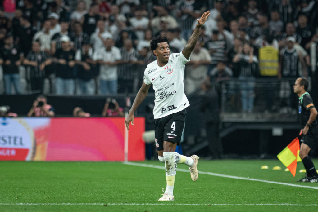 Gil, do Corinthians, comemora um gol marcado durante um jogo do time no Brasileirão.