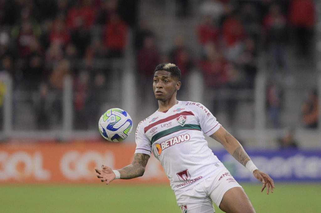 Yony González, do Fluminense, disputa a bola durante partida do clube.