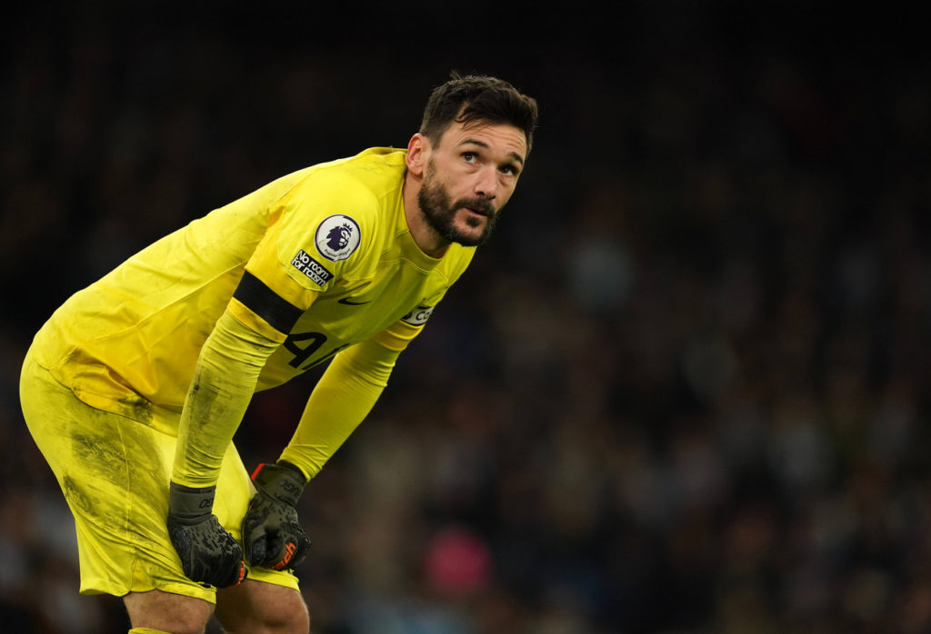 Hugo Lloris, do Tottenham, observa a arquibancada durante um jogo da equipe.