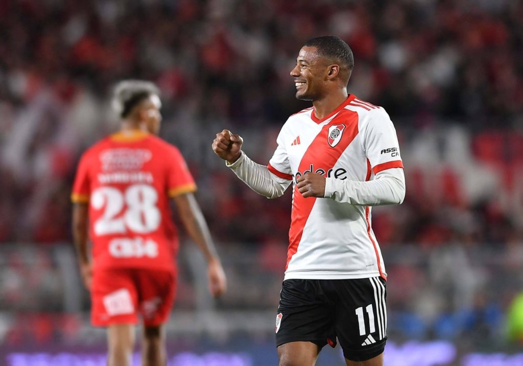 De La Cruz, do River Plate, sorri pós uma jogada durante o jogo do time.