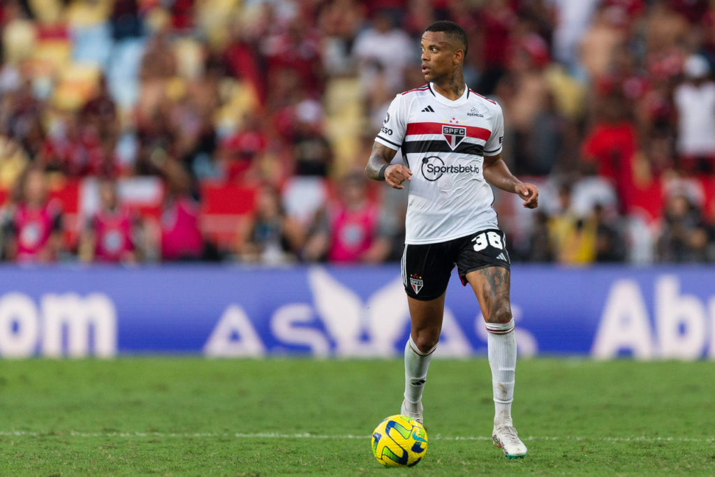 Caio Paulista, do São Paulo, domina a bola durante a decisão da Copa do Brasil diante do Flamengo.