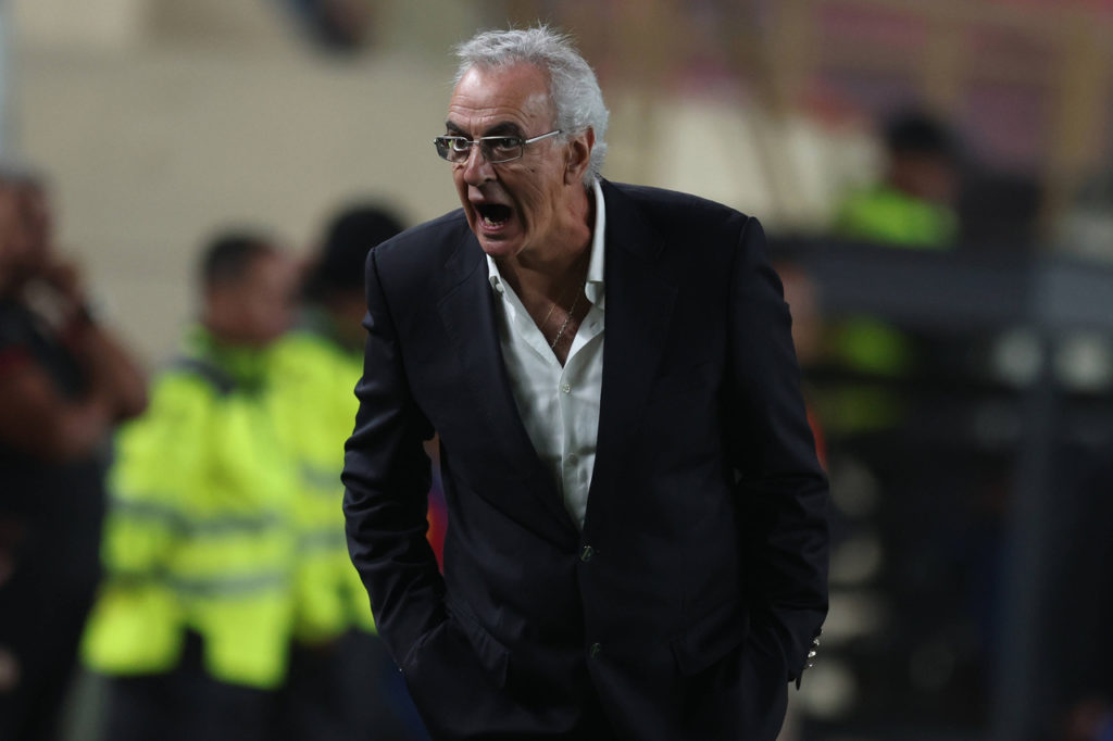 Jorge Fossati, técnico de futebol, com as mãos no bolso orientando o time pelo qual trabalha.