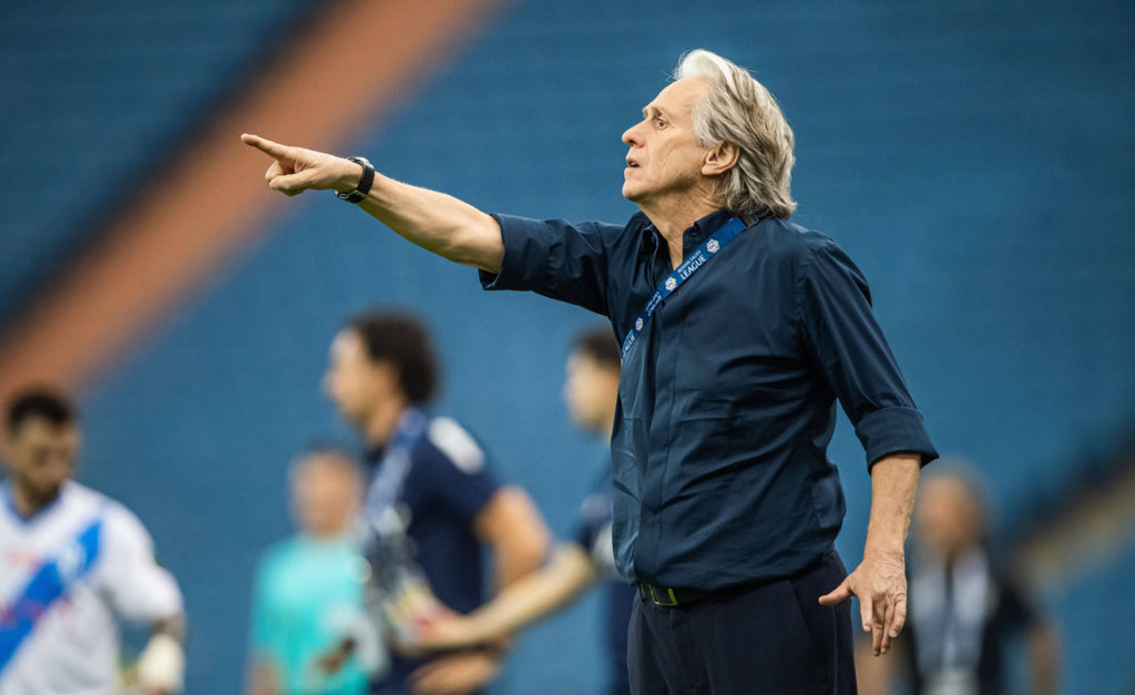 Jorge Jesus, técnico do Al-Hilal, orientando o time em um dos jogos da Liga Saudita.